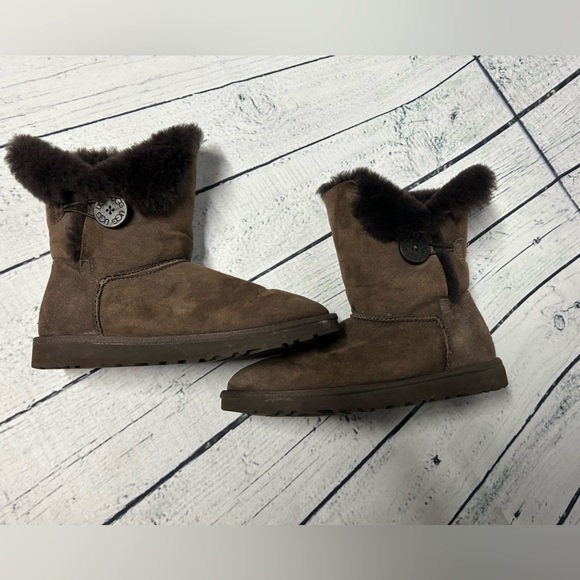 UGG Bailey Button Short Dark Chocolate Brown Boots Size 8 - Picture 6 of 8